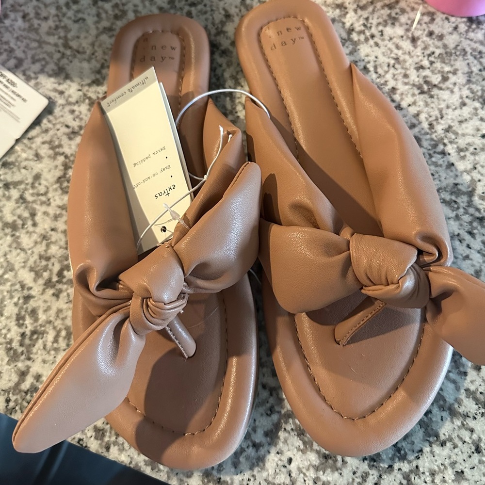 NWT bow sandals